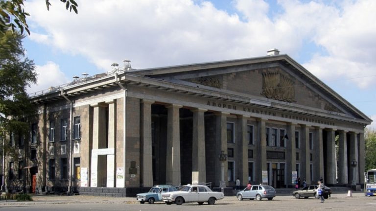 800px-dk_zheleznodorozhnykov_lugansk
